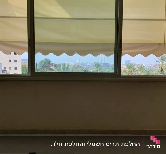חלון אלומיניום עם תריסים פתוחים
